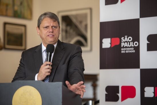 A sanção do Projeto de Lei, que é alvo de diversas críticas e protestos, foi transmitida para o público