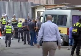 Van foi apreendida pela polícia para perícias
