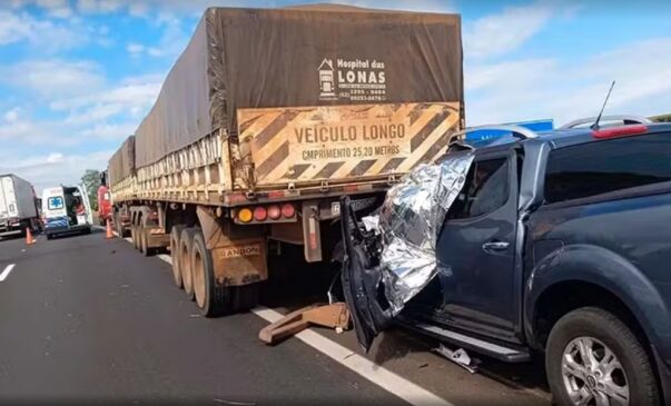 O motorista da caminhonete ficou preso às ferragens, e o óbito foi confirmado ainda no local do acidente
