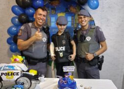 Arthur, de 5 anos, comemorou seu aniversário ao lado de seus heróis do 27&ordm; Batalhão de Polícia Militar Metropolitano