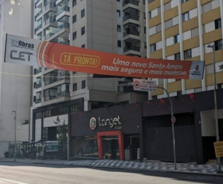Faixa na avenida Brigadeiro Luís Antônio anuncia fim das obras da avenida Santo Amaro