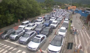 Fila registra mais de 3h de espera em balsa do litoral norte de SP