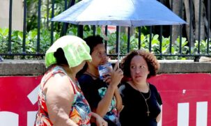 Nestas situações é recomendado beber muita água, usar protetor solar e manter-se abrigado do sol