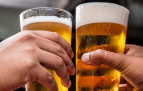 O consumo excessivo foi considerado beber cinco ou mais doses de álcool em uma mesma ocasião entre os homens e quatro doses ou mais para as mulheres.