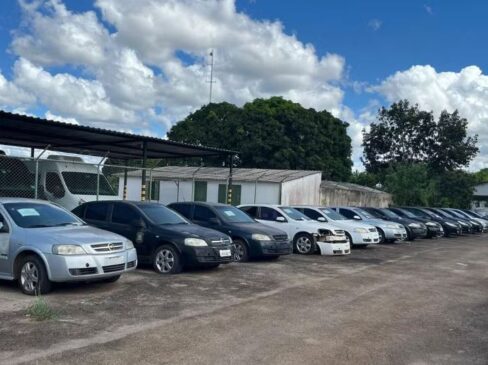 Carros da Polícia Federal vão a leilão no DF