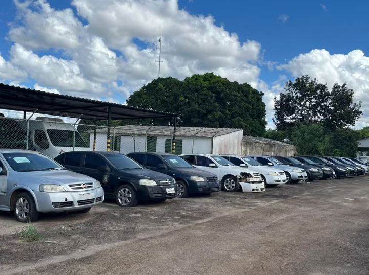 Carros da Polícia Federal vão a leilão no DF