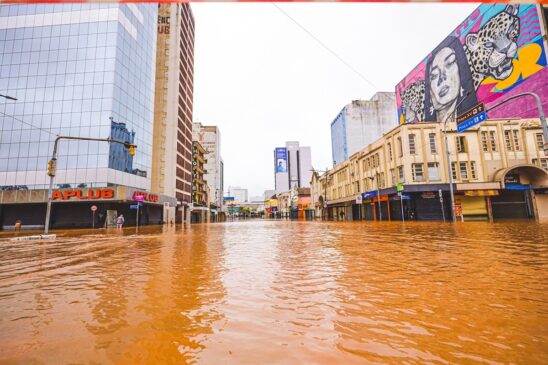 Parte de Porto Alegre ficou debaixo d'água por causa das fortes chuvas