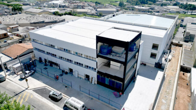 A escola contará com 20 salas de aula, sala de robótica, sala de informática, sala multifuncional, biblioteca, ginásio poliesportivo, auditório, arquibancadas, vestiários e estacionamento