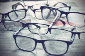 Recomenda-se buscar ajuda de um médico oftalmologista sempre que houver preocupações com a saúde ocular