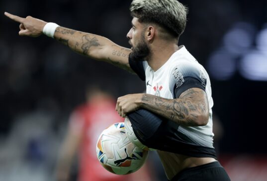 O Corinthians segue um ponto atrás do líder Racing-URU e apenas o primeiro colocado tem a classificação direta, enquanto o segundo vai para os playoffs das oitavas