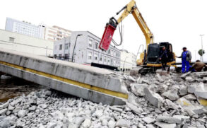 Passarela é demolida para construção de corredor humanitário em Porto Alegre