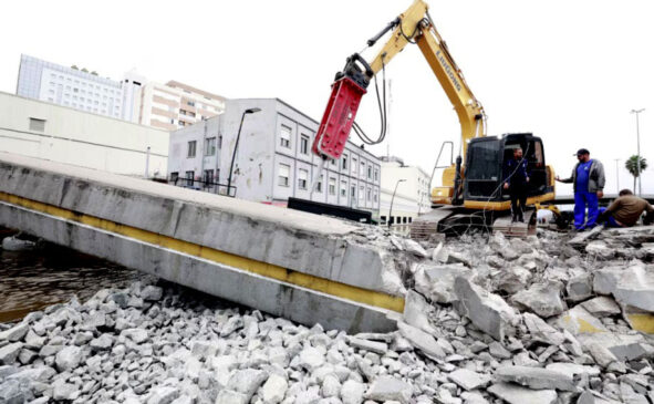 Passarela é demolida para construção de corredor humanitário em Porto Alegre