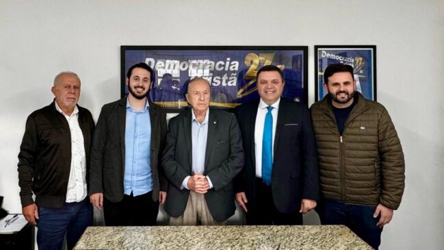 Lucas Sanches (segundo da dir. para a esq.) e Eymael (ao centro) durante ato de apoio do DC ao pré-candidato em Guarulhos