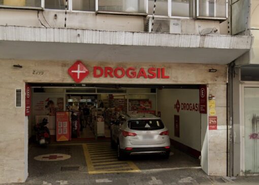 Fachada da unidade da Drogasil que foi atacada por assaltantes