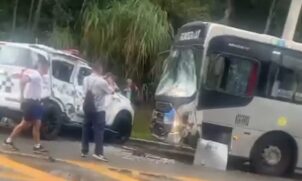 Ônibus e viatura da PM colidem em Parelheiros, zona sul de São Paulo