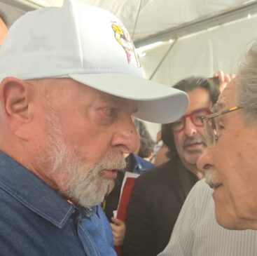 Lula e Elói Pietá conversam durante ato de 1° de Maio
