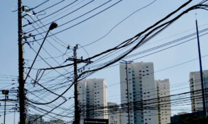 Poste cai e mata mulher eletrocutada no interior de SP; imagem ilustrativa