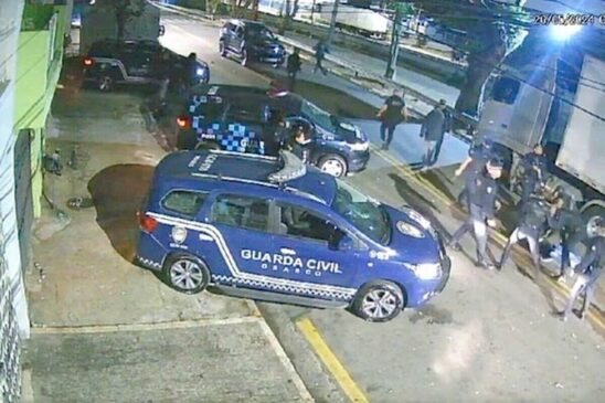 No momento da ação, cerca de 200 pessoas se aglomeravam em frente ao local, no bairro Vila Menck