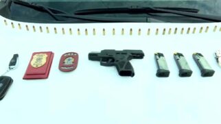 Carro do sujeito tinha arma, munições, sirene e carteira falsa da polícia
