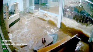 Um hotel foi inundado com o avanço da correnteza em Arroio do Tigre, no Rio Grande do Sul, segundo imagens de câmeras de segurança