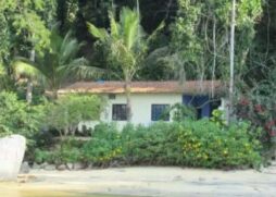Imóvel com o maior desconto, que chega a 71%, custa R$ 1 milhão de reais, uma área rural em Angra dos Reis (RJ)s.  