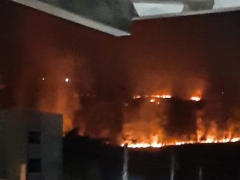 Incêndio de grandes proporções atinge área no bairro do Belém, em Taubaté