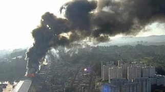 Incêndio atinge um galpão na zona leste de São Paulo
