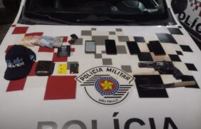 No interior do veículo foram encontrados um simulacro de arma de fogo, uma faca, quatro celulares e uma carteira com documentos e cartões