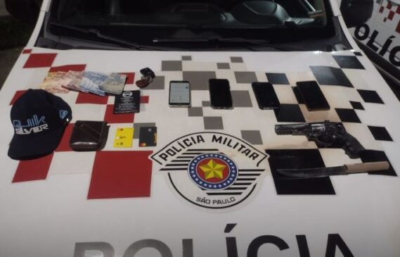 No interior do veículo foram encontrados um simulacro de arma de fogo, uma faca, quatro celulares e uma carteira com documentos e cartões