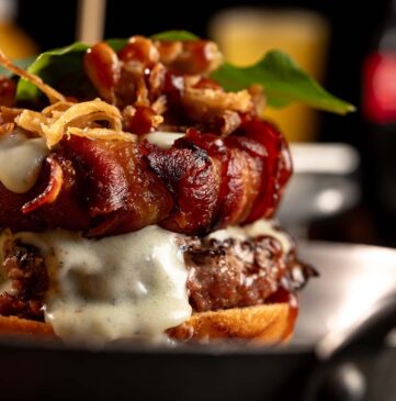 Hambúrguer é um dos lanches mais queridosdo mundo. Na foto, o Baconzolla 3.0", da Koburger Hamburgueria