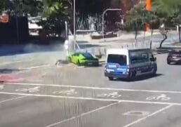 Motorista de Lamborghini bate em poste e moto