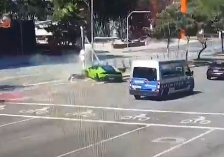 Motorista de Lamborghini bate em poste e moto