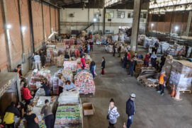Centro logístico montado pela Defesa Civil para receber as doações na capital do RS