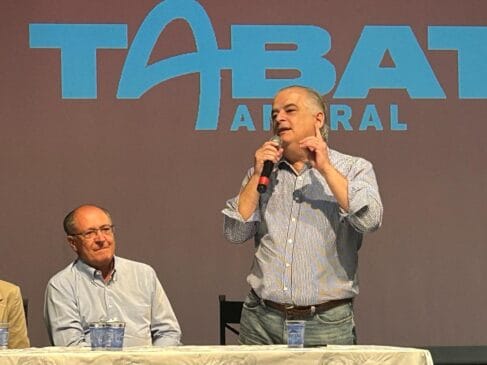 Márcio França, ao lado de Geraldo Alckmin, durante lançamento da equipe de trabalho de Tabata Amaral em São Paulo