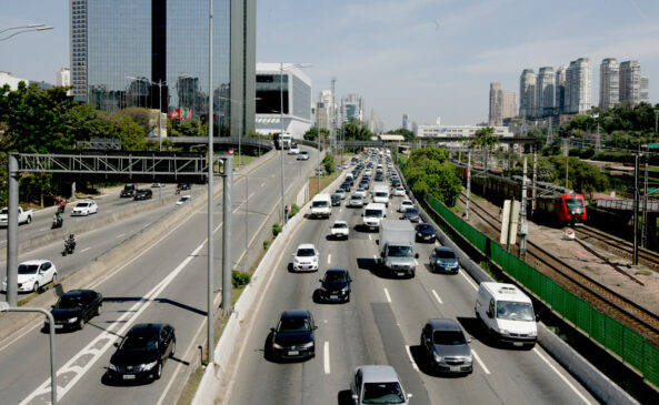 Fluxo de veículos é elevado na Marginal Pinheiros, com lentidão em pontos específicos do corredor
