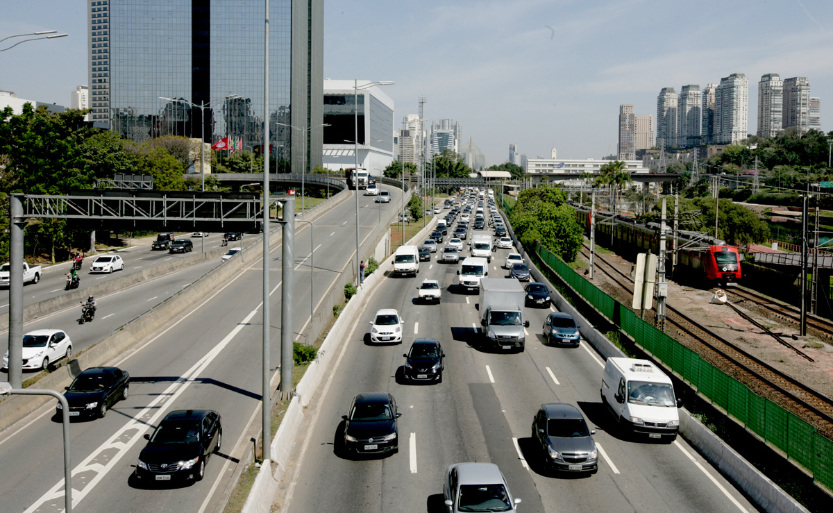 Fluxo de veículos é elevado na Marginal Pinheiros, com lentidão em pontos específicos do corredor