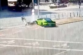 Após ser abordado por um homem armado em uma moto, o dono da Lamborghini perseguiu o ladrão até atingi-lo e colidir com o carro em um poste na avenida Brigadeiro Faria Lima