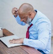O primeiro passo ao se deparar com um desconto indevido na aposentadoria é procurar o bloqueio imediato das retiradas
