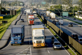 Lentidão na pista lateral da Dutra chega à 1 hora