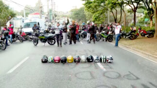 Motociclistas bloqueiam via em protesto contra motorista de carro de luxo que atropelou moto e fugiu sem prestar socorro
