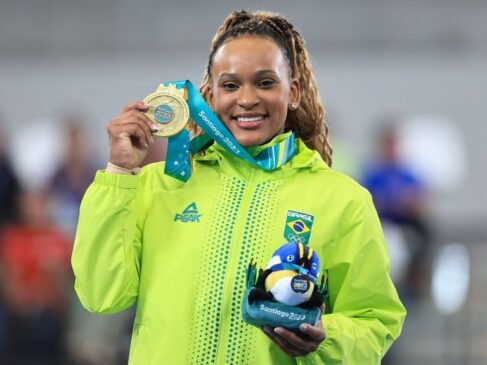 Rebeca Andrade é campeã olímpica de 2020 no salto, bicampeã mundial no salto e campeã mundial individual geral de 2022