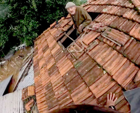 Um idoso, de 84 anos, foi resgatado pelo telhado da casa própria casa, em Canoas, na Grande Porto Alegre.