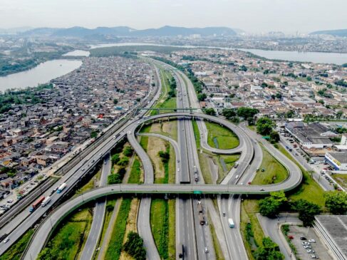 De acordo com a concessionária Ecovias, responsável pelas vias, o tráfego segue normal em todos os trechos