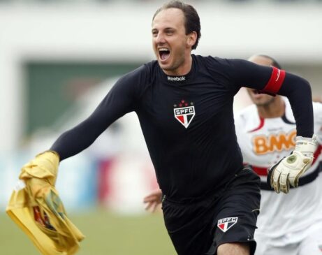 Rogério Ceni marcou 131 gols na carreira mesmo atuando como goleiro