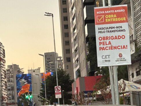 Faixa na avenida Santo Amaro exalta fim das obras