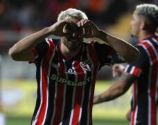 Coelho abriu o placar para os chilenos, mas Luciano empatou e Nestor, logo após ser acionado por Luis Zubeldía, virou para o time tricolor na segunda etapa