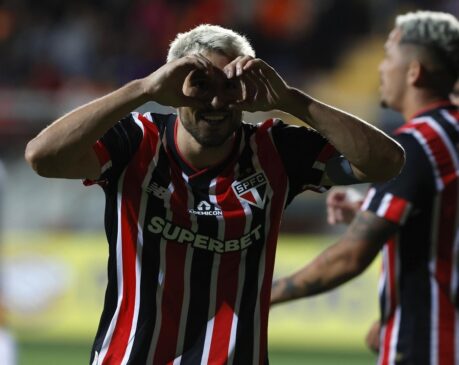Coelho abriu o placar para os chilenos, mas Luciano empatou e Nestor, logo após ser acionado por Luis Zubeldía, virou para o time tricolor na segunda etapa