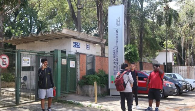 Professores de universidades federais decidem paralisar greve