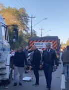 Na manhã desta quarta-feira (29) um acidente envolvendo dois caminhões e um carro deixou uma mulher de 60 anos ferida