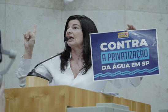 A vereadora Silvia da Bancada Feminista durante debate da privatização da Sabesp